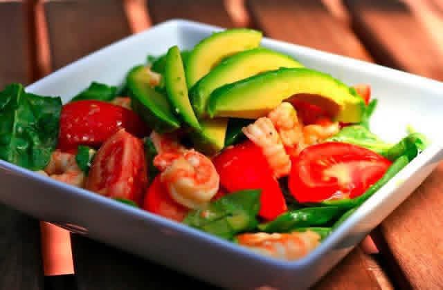 La salade d’avocat montre une autre manière de préparer un fruit bien installé dans les jardins.